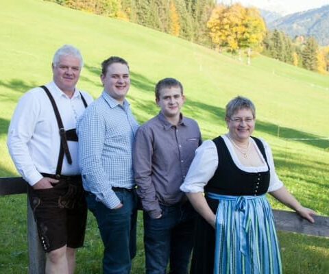 Familie Resch - Familienbild vor Zaun: Josef, Markus, Lukas und Anita