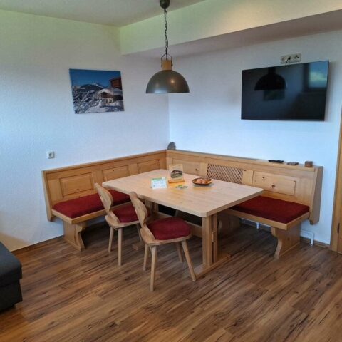 gemütliche Sitzecke der Spielberg Wohnung - 2 Sessel, Fernseher, Couch