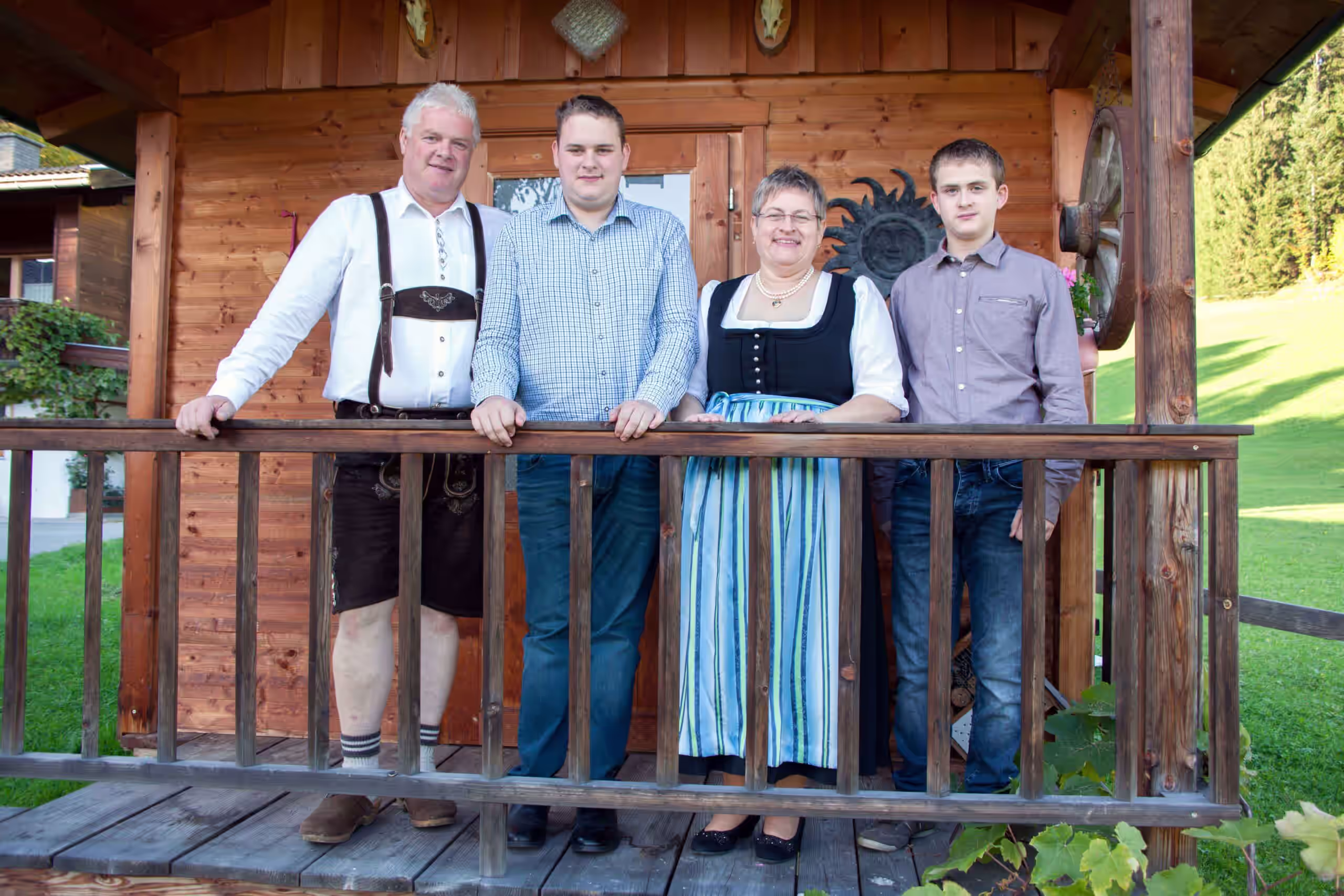 Familie Resch vor der Grillhuette, Josef, Markus, Anita und Lukas