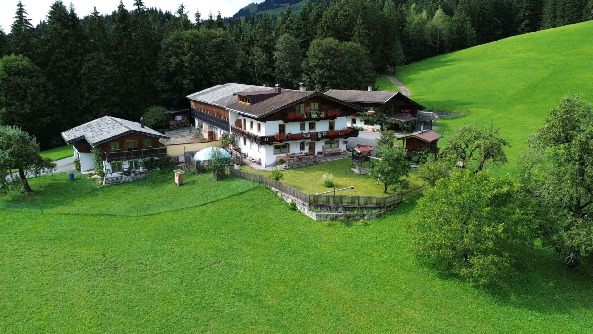 Werkstaette, Ziegengehege, Bauernhaus mit Schwimmbad und Garten
