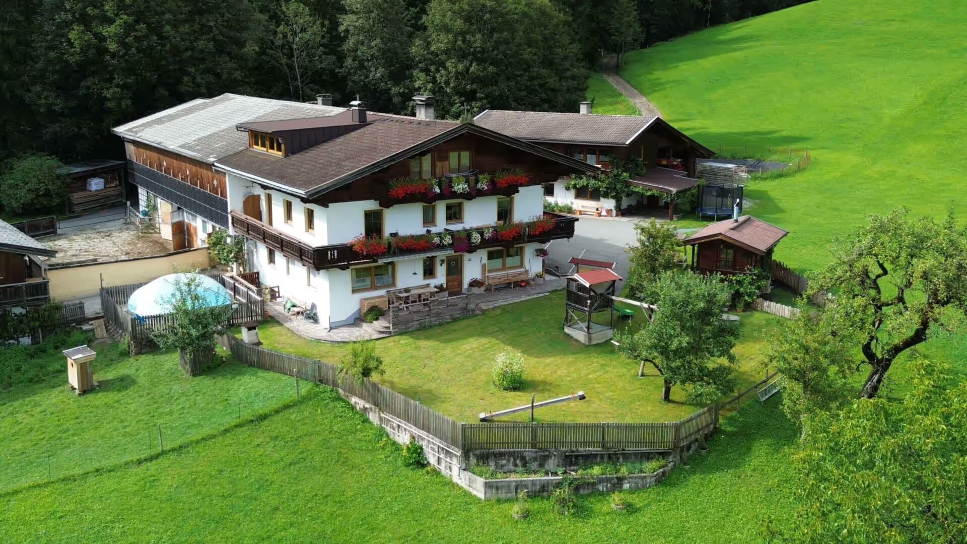 Haus mit Garten und Grillhuette, Wiese von Ziegen, Trampolin