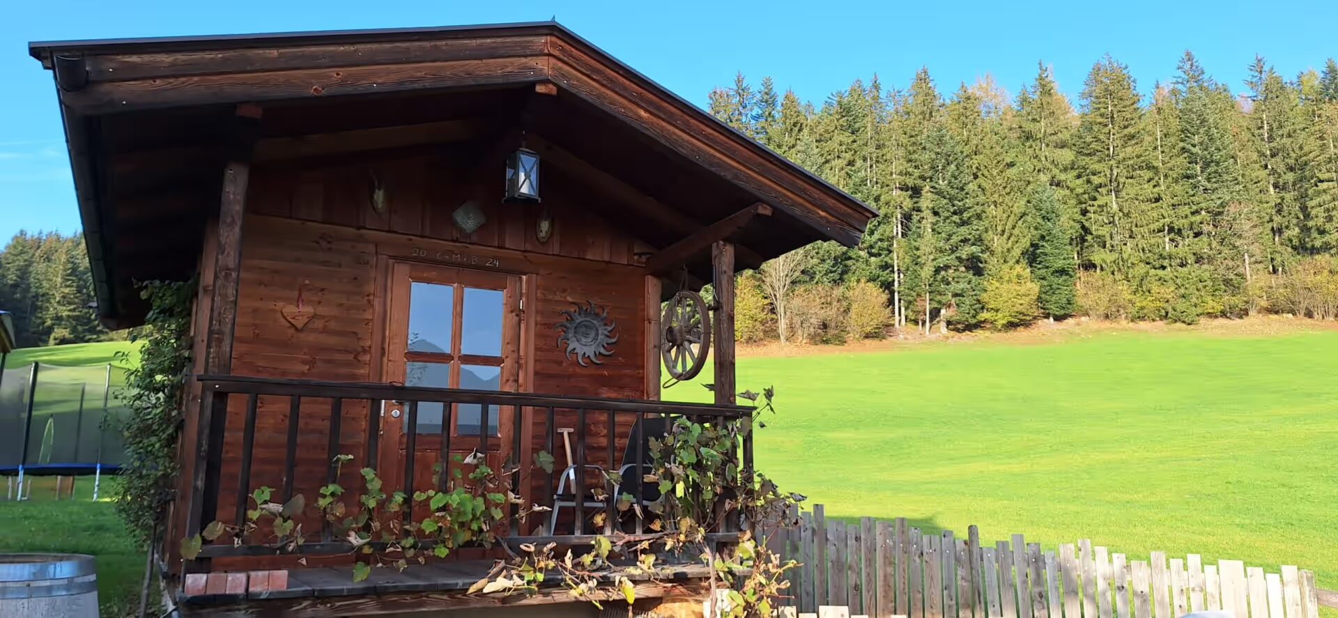 man sieht das Grillhaeuschen von der Vorderseite