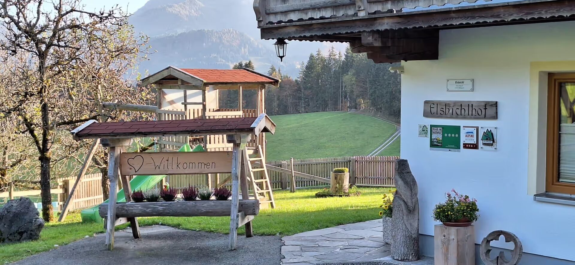 Willkommensschild, wo sich Blumen befinden