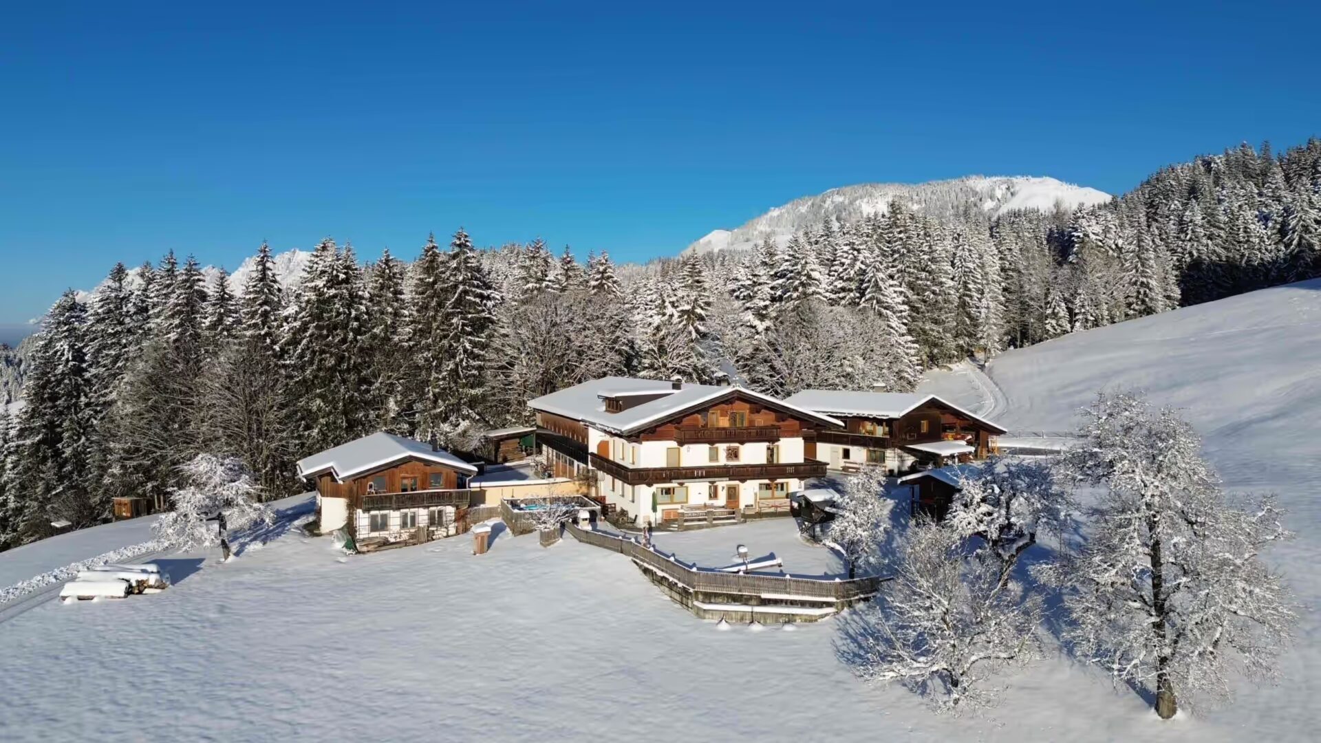 verschneite Landschaft und Frontansicht des schneebedeckten Hauses