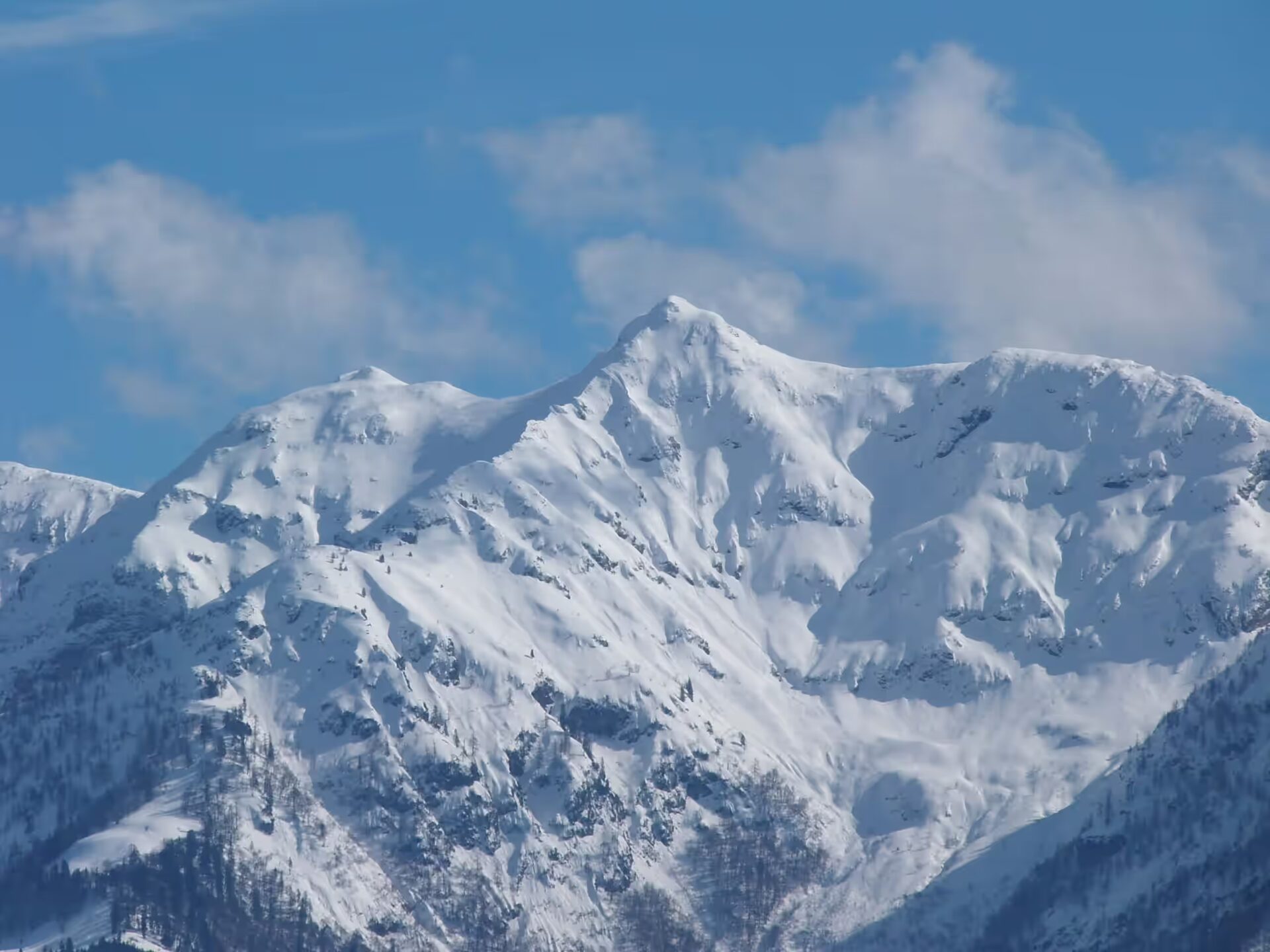 Aussicht auf einen schneebedeckten Berg