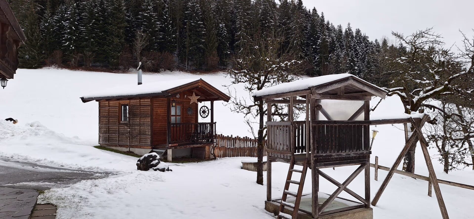 verschneite Spielhuette und Grillhuette, allgemein: verschneite Landschaft